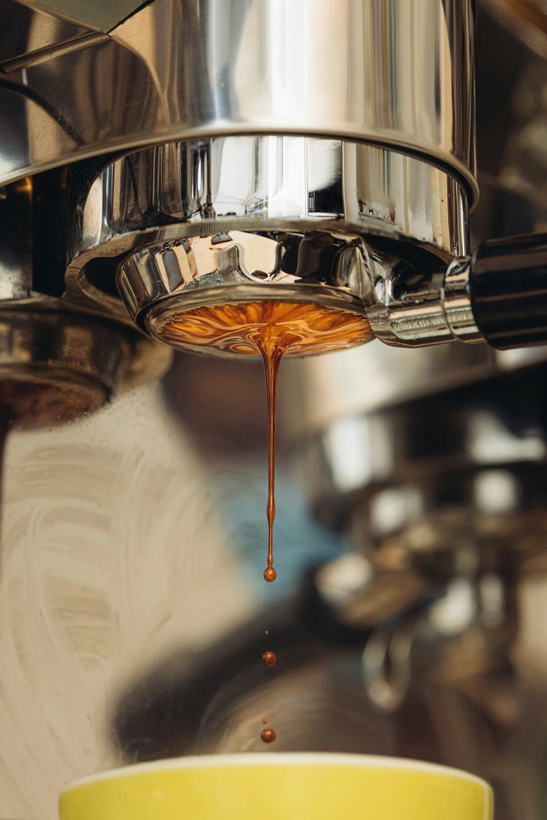 Extracción de espresso con crema dorada